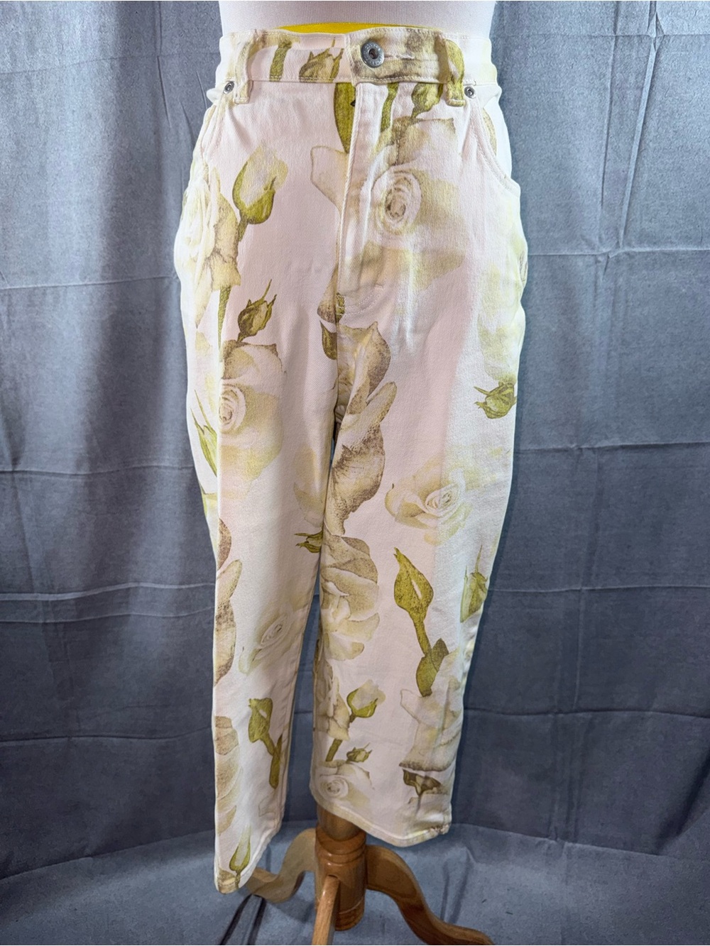 3238-Gloria Vanderbilt White Pants with Olive Floral Print